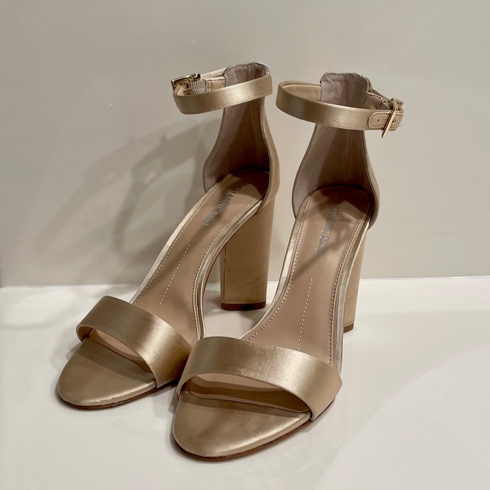 Gianni Bini Joenah Soft Sand Block Heel. New. 8